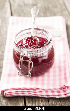 Himbeer Konfitüre Gelee in jar. Stockfoto