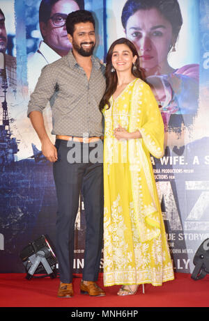 Indische Film Schauspieler Vicky Kaushal mit Schauspielerin unter anderem Bhatt posieren für ein Foto während der Erfolg Partei der film Raazi im Hotel Taj Lands End, Bandra in Mumbai. Stockfoto