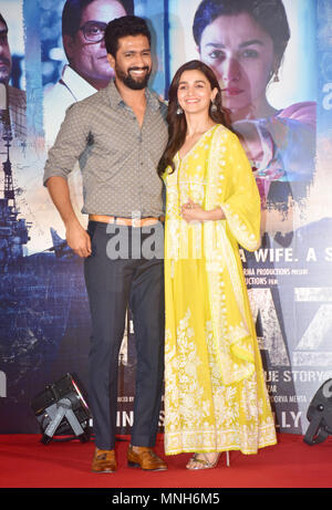 Mumbai, Indien. 16 Mai, 2018. Indische Film Schauspieler Vicky Kaushal mit Schauspielerin unter anderem Bhatt posieren für ein Foto während der Erfolg Partei der film Raazi im Hotel Taj Lands End, Bandra in Mumbai. Credit: Azhar Khan/SOPA Images/ZUMA Draht/Alamy leben Nachrichten Stockfoto