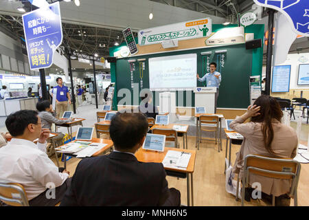 Tokio, Japan. Mai 17, 2018, Besucher nehmen an einem Seminar während der Pädagogischen IT Solutions Expo (Edix) im Tokyo Big Sight am 17. Mai 2018, Tokio, Japan. Dieses Jahr Japans größte IT-Messe lockte 700 Unternehmen spezialisiert auf pädagogische Inhalte, Technologien und Dienstleistungen für den pädagogischen Bereich, auf der Suche nach einer Möglichkeit, Ihr Geschäft in Japan zu erweitern. Veranstalter behaupten, dass 35.000 Besucher der dreitägigen Ausstellung besucht, vom 16. Mai bis 18. Credit: Rodrigo Reyes Marin/LBA/Alamy leben Nachrichten Stockfoto