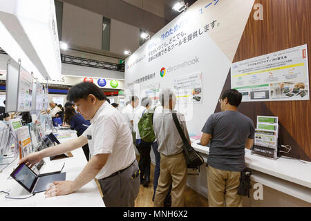 Tokio, Japan. Mai 17, 2018, Besucher sammeln während der Pädagogischen IT Solutions Expo (Edix) im Tokyo Big Sight am 17. Mai 2018, Tokio, Japan. Dieses Jahr Japans größte IT-Messe lockte 700 Unternehmen spezialisiert auf pädagogische Inhalte, Technologien und Dienstleistungen für den pädagogischen Bereich, auf der Suche nach einer Möglichkeit, Ihr Geschäft in Japan zu erweitern. Veranstalter behaupten, dass 35.000 Besucher der dreitägigen Ausstellung besucht, vom 16. Mai bis 18. Credit: Rodrigo Reyes Marin/LBA/Alamy leben Nachrichten Stockfoto