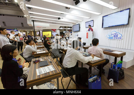 Tokio, Japan. Mai 17, 2018, Besucher nehmen an einem Seminar während der Pädagogischen IT Solutions Expo (Edix) im Tokyo Big Sight am 17. Mai 2018, Tokio, Japan. Dieses Jahr Japans größte IT-Messe lockte 700 Unternehmen spezialisiert auf pädagogische Inhalte, Technologien und Dienstleistungen für den pädagogischen Bereich, auf der Suche nach einer Möglichkeit, Ihr Geschäft in Japan zu erweitern. Veranstalter behaupten, dass 35.000 Besucher der dreitägigen Ausstellung besucht, vom 16. Mai bis 18. Credit: Rodrigo Reyes Marin/LBA/Alamy leben Nachrichten Stockfoto