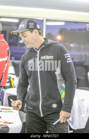 Winton, Victoria, Australien. 17. Mai 2018. Winton SuperSprint, Winton, Victoria, Australien, 17. Mai 2018. Fans Autogrammstunde - Nr. 888 Craig Lowndes Racing für Triple acht Race Engineering Credit: Brett Keating/Alamy leben Nachrichten Stockfoto