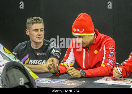 Winton, Victoria, Australien. 17. Mai 2018. Winton SuperSprint, Winton, Victoria, Australien, 17. Mai 2018. Fans Autogrammstunde - Nr. 56 Richie Stanaway Racing für Tickford Racing (links) und Nr. 12 Fabian Coulthard Racing für diesem Team Penske. Credit: Brett Keating/Alamy leben Nachrichten Stockfoto