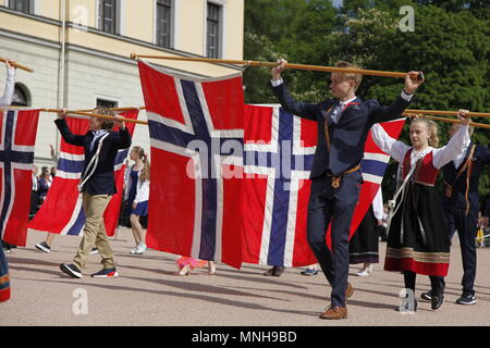 Oslo, Norwegen. 17 Mai, 2018. Schüler besuchen die Nationalen Tag Feier mit nationalen Flaggen in den Händen in Oslo, der Hauptstadt von Norwegen, 17. Mai 2018. Credit: Zhang Shuhui/Xinhua/Alamy leben Nachrichten Stockfoto