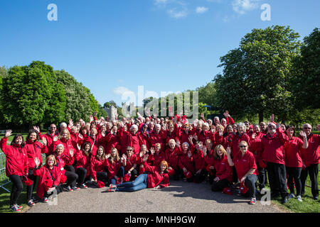 Windsor, Großbritannien. 17 Mai, 2018. Botschafter aus den Royal Borough of Windsor und Maidenhead besuchen sie ein Fotoshooting auf dem langen Spaziergang vor Windsor Castle vor Royal am Samstag Hochzeit zwischen Prinz Harry und Meghan Markle. Der Botschafter wird die Information der Öffentlichkeit am Tag der Hochzeit. Credit: Mark Kerrison/Alamy leben Nachrichten Stockfoto