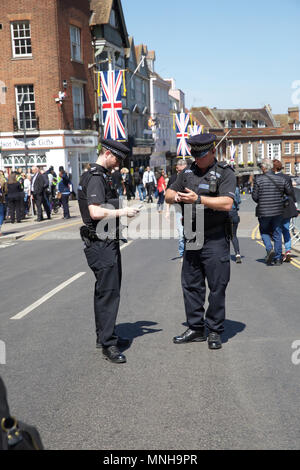 Windsor, UK, 17. Mai 2018, die königliche Hochzeit Vorbereitungen erhalten unterwegs als Aufregung in Windsor baut vor der Ehe am Samstag von Prinz Harry Meghan Markle. Es gibt eine erhöhte Polizeipräsenz und die Geschäfte sind voll von Hochzeit Souvenirs auch Lampe Beiträge mit Union Jack Fahnen geschmückt sind. Große Menschenmengen abgestiegen auf der Stadt, um die Atmosphäre zu genießen. Credit Keith Larby/Alamy leben Nachrichten Stockfoto