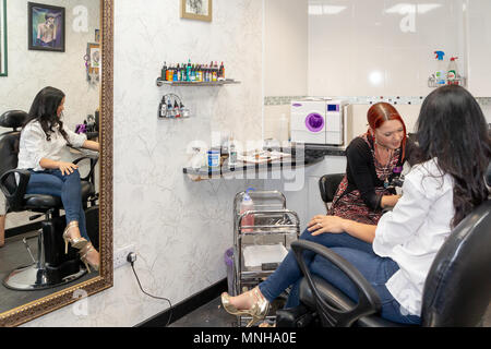 Warrington, Großbritannien. 17. Mai 2018 - Meghan Markle Look-a-Like und lokale Mädchen, Sarah Mhlanga besucht das Warrington Markthalle und basiert auf verschiedenen Ständen gezeigt. Warrington, Cheshire, England, UK Credit: John Hopkins/Alamy leben Nachrichten Stockfoto