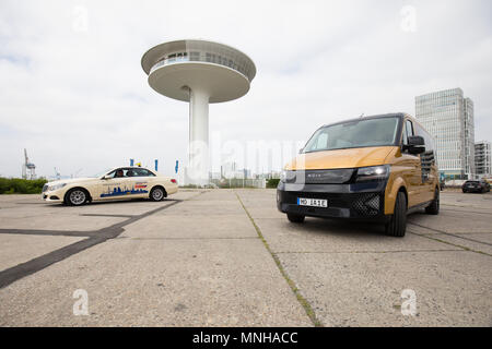 17. Mai 2018, Deutschland, Hamburg: Eine elektronische Sammeltaxi von Volkswagen Tochtergesellschaft MOIA an der neuen Mobilität Tag in der Hamburger HafenCity. Die elektronische Minibus kann für den nächsten Haltepunkt über ein Smartphone App gesendet werden. Nach einer Testphase, die Stadt Hamburg ist die Planung auf rund 500 dieser Fahrzeuge ab Januar 2019 verwenden. Foto: Christian Charisius/dpa Stockfoto