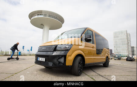 17. Mai 2018, Deutschland, Hamburg: Eine elektronische Sammeltaxi von Volkswagen Tochtergesellschaft MOIA an der neuen Mobilität Tag in der Hamburger HafenCity. Die elektronische Minibus kann für den nächsten Haltepunkt über ein Smartphone App gesendet werden. Nach einer Testphase, die Stadt Hamburg ist die Planung auf rund 500 dieser Fahrzeuge ab Januar 2019 verwenden. Foto: Christian Charisius/dpa Stockfoto