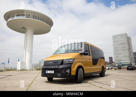 17. Mai 2018, Deutschland, Hamburg: Eine elektronische Sammeltaxi von Volkswagen Tochtergesellschaft MOIA an der neuen Mobilität Tag in der Hamburger HafenCity. Die elektronische Minibus kann für den nächsten Haltepunkt über ein Smartphone App gesendet werden. Nach einer Testphase, die Stadt Hamburg ist die Planung auf rund 500 dieser Fahrzeuge ab Januar 2019 verwenden. Foto: Christian Charisius/dpa Stockfoto