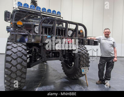 ExCel, London, UK. 17. Mai, 2018. Die Confused.com London Motor Show Veranstaltung läuft vom 17. bis 20. Mai 2018 mit einer Fläche von 4,5 mal größer als im letzten Jahr. Foto: Eine gigantische XXL Benutzerdefinierte Hummer und stolzer Besitzer in den grossen Zone. Credit: Malcolm Park/Alamy Leben Nachrichten. Stockfoto