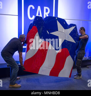 ExCel, London, UK. 17. Mai, 2018. Die Confused.com London Motor Show Veranstaltung läuft vom 17. bis 20. Mai 2018 mit einer Fläche von 4,5 mal größer als im letzten Jahr. Foto: Custom car Komponenten auf dem Auto Kunst stand installiert wird. Credit: Malcolm Park/Alamy Leben Nachrichten. Stockfoto