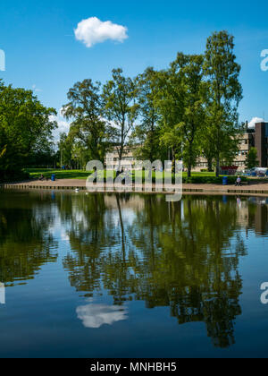 Heriot Watt University Campus, Edinburgh, Schottland, Großbritannien, 17. Mai 2018. Leute genießen eine sonnige Mittagspause durch das Loch auf Riccarton Immobilien des Campus Stockfoto