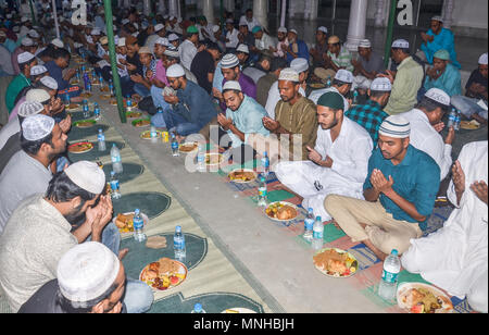 Guwahati, Indien. 17 Mai, 2018. 17. Mai 2018, Guwahati, Assam, Indien. Muslime beten vor dem iftar Abendessen am ersten Tag der heiligen islamischen Monat Ramadan in Guwahati. Foto: David Talukdar. Quelle: David Talukdar/Alamy leben Nachrichten Stockfoto