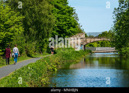 Union Canal, Edinburgh, Schottland, Großbritannien, 17. Mai 2018. Der Kanal weg ist besetzt mit Spaziergängern und ein Jogger an einem sonnigen Tag Stockfoto