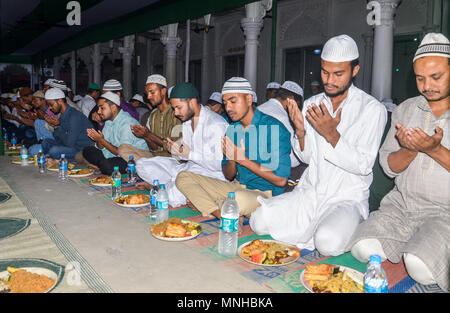 Guwahati, Indien. 17 Mai, 2018. 17. Mai 2018, Guwahati, Assam, Indien. Muslime beten vor dem iftar Abendessen am ersten Tag der heiligen islamischen Monat Ramadan in Guwahati. Foto: David Talukdar. Quelle: David Talukdar/Alamy leben Nachrichten Stockfoto