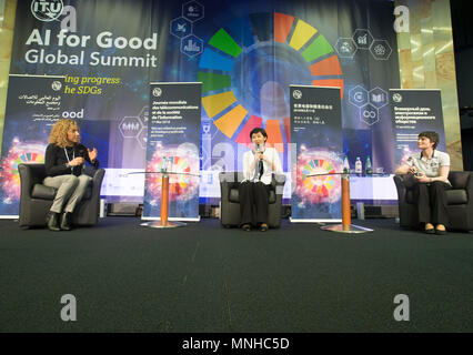 (180517) - Genf, 17. Mai 2018 (Xinhua) - Chinas erste Astronautin Liu Yang (C) nimmt an einem interaktiven Forum in Genf, Schweiz, 17. Mai 2018. Aus Anlass des Internationalen Telekommunikation und Informationsgesellschaft Tag (WTISD), die Vereinten Nationen am Donnerstag für konzentrieren sich auf das Potential der künstlichen Intelligenz (KI) an den UN-Zielen für eine nachhaltige Entwicklung (SDGs) beschleunigen. (Xinhua / Xu Jinquan) (WTC) Stockfoto