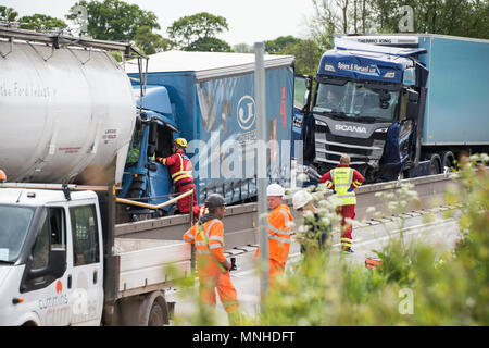 M6, zwischen Holmes Chapel und Knutsford, Cheshire, UK. 17 Mai, 2018. Vier LKW-Crash ein Mann gefangen Feuerwehr und Krankenwagen Besatzungen, die versuchen, Ihn zu extracate Air Ambulance Credit: Chris Billington/Alamy leben Nachrichten Stockfoto