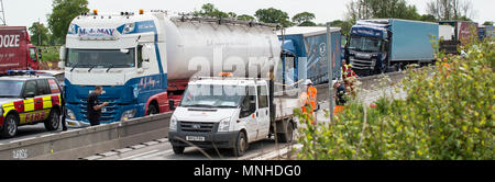 M6, zwischen Holmes Chapel und Knutsford, Cheshire, UK. 17 Mai, 2018. Vier LKW-Crash ein Mann gefangen Feuerwehr und Krankenwagen Besatzungen, die versuchen, Ihn zu extracate Air Ambulance Credit: Chris Billington/Alamy leben Nachrichten Stockfoto