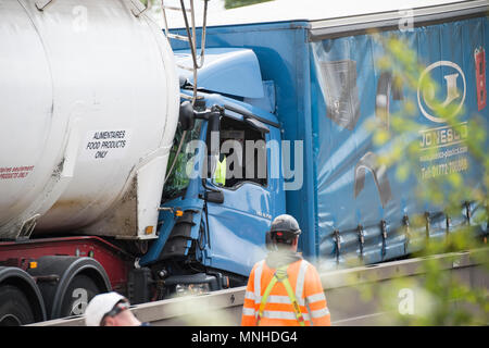 M6, zwischen Holmes Chapel und Knutsford, Cheshire, UK. 17 Mai, 2018. Vier LKW-Crash ein Mann gefangen Feuerwehr und Krankenwagen Besatzungen, die versuchen, Ihn zu extracate Air Ambulance Credit: Chris Billington/Alamy leben Nachrichten Stockfoto