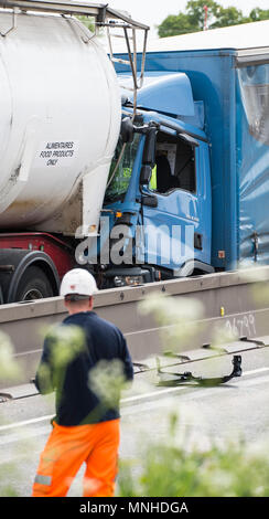 M6, zwischen Holmes Chapel und Knutsford, Cheshire, UK. 17 Mai, 2018. Vier LKW-Crash ein Mann gefangen Feuerwehr und Krankenwagen Besatzungen, die versuchen, Ihn zu extracate Air Ambulance Credit: Chris Billington/Alamy leben Nachrichten Stockfoto