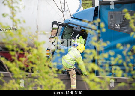 M6, zwischen Holmes Chapel und Knutsford, Cheshire, UK. 17 Mai, 2018. Vier LKW-Crash ein Mann gefangen Feuerwehr und Krankenwagen Besatzungen, die versuchen, Ihn zu extracate Air Ambulance Credit: Chris Billington/Alamy leben Nachrichten Stockfoto