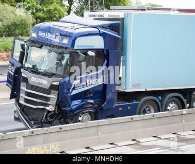 M6, zwischen Holmes Chapel und Knutsford, Cheshire, UK. 17 Mai, 2018. Vier LKW-Crash ein Mann gefangen Feuerwehr und Krankenwagen Besatzungen, die versuchen, Ihn zu extracate Air Ambulance Credit: Chris Billington/Alamy leben Nachrichten Stockfoto