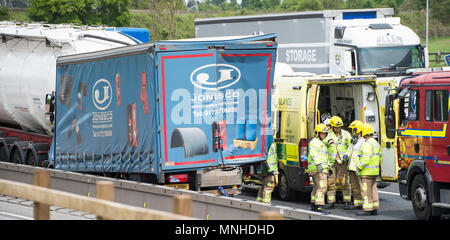 M6, zwischen Holmes Chapel und Knutsford, Cheshire, UK. 17 Mai, 2018. Vier LKW-Crash ein Mann gefangen Feuerwehr und Krankenwagen Besatzungen, die versuchen, Ihn zu extracate Air Ambulance Credit: Chris Billington/Alamy leben Nachrichten Stockfoto