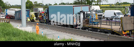 M6, zwischen Holmes Chapel und Knutsford, Cheshire, UK. 17 Mai, 2018. Vier LKW-Crash ein Mann gefangen Feuerwehr und Krankenwagen Besatzungen, die versuchen, Ihn zu extracate Air Ambulance Credit: Chris Billington/Alamy leben Nachrichten Stockfoto