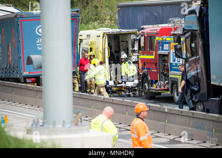 M6, zwischen Holmes Chapel und Knutsford, Cheshire, UK. 17 Mai, 2018. Vier LKW-Crash ein Mann gefangen Feuerwehr und Krankenwagen Besatzungen, die versuchen, Ihn zu extracate Air Ambulance Credit: Chris Billington/Alamy leben Nachrichten Stockfoto