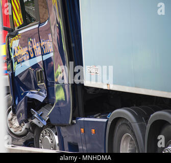 M6, zwischen Holmes Chapel und Knutsford, Cheshire, UK. 17 Mai, 2018. Vier LKW-Crash ein Mann gefangen Feuerwehr und Krankenwagen Besatzungen, die versuchen, Ihn zu extracate Air Ambulance Credit: Chris Billington/Alamy leben Nachrichten Stockfoto