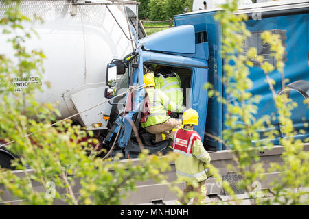 M6, zwischen Holmes Chapel und Knutsford, Cheshire, UK. 17 Mai, 2018. Vier LKW-Crash ein Mann gefangen Feuerwehr und Krankenwagen Besatzungen, die versuchen, Ihn zu extracate Air Ambulance Credit: Chris Billington/Alamy leben Nachrichten Stockfoto