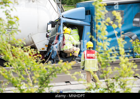 M6, zwischen Holmes Chapel und Knutsford, Cheshire, UK. 17 Mai, 2018. Vier LKW-Crash ein Mann gefangen Feuerwehr und Krankenwagen Besatzungen, die versuchen, Ihn zu extracate Air Ambulance Credit: Chris Billington/Alamy leben Nachrichten Stockfoto