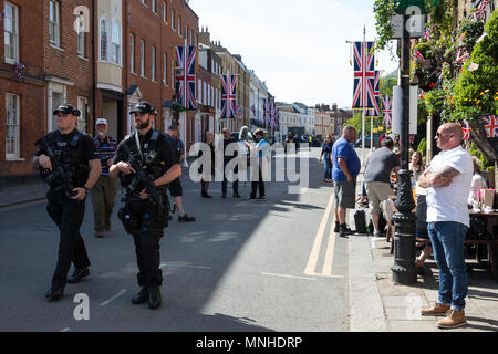 Windsor, Großbritannien. 17 Mai, 2018. Schwer bewaffnete Polizisten auf Streife in der Park Street, in der Nähe des langen Spaziergang, im Voraus von Royal am Samstag Hochzeit zwischen Prinz Harry und Meghan Markle. Credit: Mark Kerrison/Alamy leben Nachrichten Stockfoto