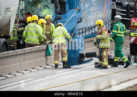 M6, zwischen Holmes Chapel und Knutsford, Cheshire, UK. 17 Mai, 2018. Vier LKW-Crash ein Mann gefangen Feuerwehr und Krankenwagen Besatzungen, die versuchen, Ihn zu extracate Air Ambulance Credit: Chris Billington/Alamy leben Nachrichten Stockfoto