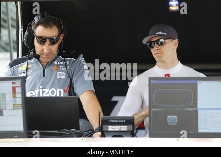 Mai 17, 2018 - Indianapolis, Indiana, Vereinigte Staaten von Amerika - JOSEF NEWGARDEN (1) der Vereinigten Staaten schaut von Pit road mit einem Team Penske Crew, bevor Sie zu dem Titel für den dritten Tag von Praxis für die Indianapolis 500 auf dem Indianapolis Motor Speedway in Indianapolis, Indiana. (Bild: © Chris Owens Asp Inc/ASP über ZUMA Draht) Stockfoto