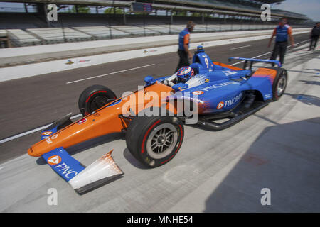 Mai 17, 2018 - Indianapolis, Indiana, Vereinigte Staaten von Amerika - Scott Dixon (9) Neuseeland rollt aus seiner Box während des dritten Tag von Praxis für die Indianapolis 500 auf dem Indianapolis Motor Speedway in Indianapolis, Indiana. (Bild: © Chris Owens Asp Inc/ASP über ZUMA Draht) Stockfoto