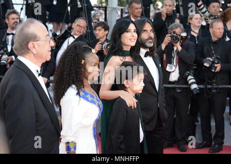 Cannes, Frankreich. 17 Mai, 2018. CANNES, Frankreich - 17. Mai: (L-R) Khaled Mouzanar, Direktor Nadine Labaki, Zain Alrafeea, Yordanos Shifera und Gäste nehmen an der Vorführung von "Capharnaum' während der 71st jährlichen Filmfestspiele von Cannes im Palais des Festivals am 17. Mai 2018 in Cannes, Frankreich. Credit: Frederick Injimbert/ZUMA Draht/Alamy leben Nachrichten Stockfoto