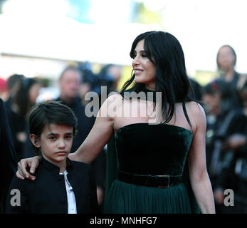 Cannes, Frankreich. 17 Mai, 2018. Regisseurin Nadine Labaki (R) und Schauspieler Zain Alrafeea posieren auf dem roten Teppich bei der Premiere des Films "Capharnaum" an der 71. Internationalen Filmfestspiele von Cannes in Cannes, Frankreich, am 17. Mai 2018. Die 71. Internationalen Filmfestspiele von Cannes wird hier von 8. Mai bis 19. Mai statt. Credit: Luo Huanhuan/Xinhua/Alamy leben Nachrichten Stockfoto