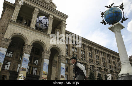 Kiew, Ukraine. 17 Mai, 2018. Ein älterer Mann hinter einem Main Post Office mit einem riesigen UEFA Champions League Ball in Kiew, Ukraine, 17, 2018 installiert. Kiew bereitet die UEFA Women's Champions League Finale zwischen Wolfsburg und Lyon an Valeriy Lobanovskiy Dynamo Stadion am 24. Mai 2018 und das Finale der UEFA Champions League Spiel zwischen Real Madrid und Liverpool an NSC Olimpiyskiy Stadion am Samstag, 26. Mai 2018 zu bewirten. Credit: sergii Kharchenko/ZUMA Draht/Alamy leben Nachrichten Stockfoto