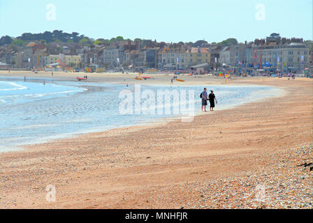 Weymouth. 17. Mai 2018. Menschen genießen Sie die Sehenswürdigkeiten und Klänge von Weymouth Beach an einem heißen und sonnigen Frühling Credit: stuart Hartmut Ost/Alamy leben Nachrichten Stockfoto