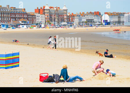 Weymouth. 17. Mai 2018. Menschen aller Alters genießen Sie die Sehenswürdigkeiten und Klänge von Weymouth Beach an einem heißen und sonnigen Frühling Credit: stuart Hartmut Ost/Alamy leben Nachrichten Stockfoto