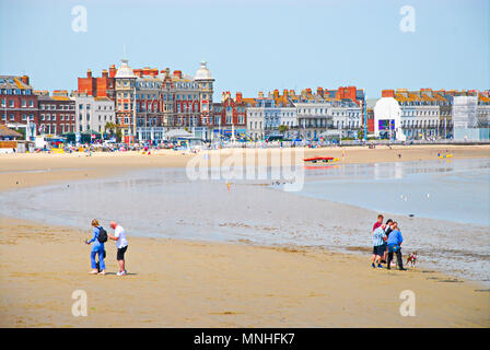 Weymouth. 17. Mai 2018. Menschen aller Alters genießen Sie die Sehenswürdigkeiten und Klänge von Weymouth Beach an einem heißen und sonnigen Frühling Credit: stuart Hartmut Ost/Alamy leben Nachrichten Stockfoto