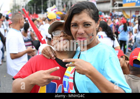 Caracas, Venezuela. 17. Mai 2018. Ein Paar gesehen, die die Kamera während der Rallye posieren. Unterstützer versammelten sich Präsident Nicolas Maduro Rede während seiner letzten Wahlkampf in Av Bolivar, Caracas, zu hören, der wenige Tage vor der Präsidentschaftswahl am 20. Mai 2018 statt. Credit: SOPA Images Limited/Alamy leben Nachrichten Stockfoto