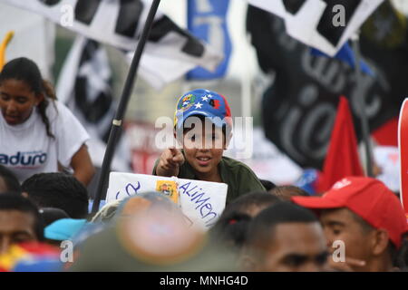 Caracas, Venezuela. 17. Mai 2018. Ein kleiner Junge während der Rallye gesehen. Unterstützer versammelten sich Präsident Nicolas Maduro Rede während seiner letzten Wahlkampf in Av Bolivar, Caracas, zu hören, der wenige Tage vor der Präsidentschaftswahl am 20. Mai 2018 statt. Credit: SOPA Images Limited/Alamy leben Nachrichten Stockfoto