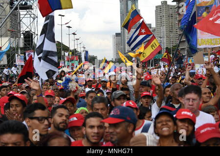 Caracas, Venezuela. 17. Mai 2018. Menschen sammeln, während Sie Flaggen während der Rallye. Unterstützer versammelten sich Präsident Nicolas Maduro Rede während seiner letzten Wahlkampf in Av Bolivar, Caracas, zu hören, der wenige Tage vor der Präsidentschaftswahl am 20. Mai 2018 statt. Credit: SOPA Images Limited/Alamy leben Nachrichten Stockfoto