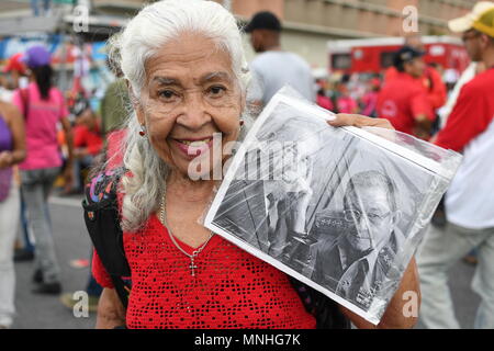 Caracas, Venezuela. 17. Mai 2018. Eine alte Frau gesehen, die ein Foto während der Rallye. Unterstützer versammelten sich Präsident Nicolas Maduro Rede während seiner letzten Wahlkampf in Av Bolivar, Caracas, zu hören, der wenige Tage vor der Präsidentschaftswahl am 20. Mai 2018 statt. Credit: SOPA Images Limited/Alamy leben Nachrichten Stockfoto