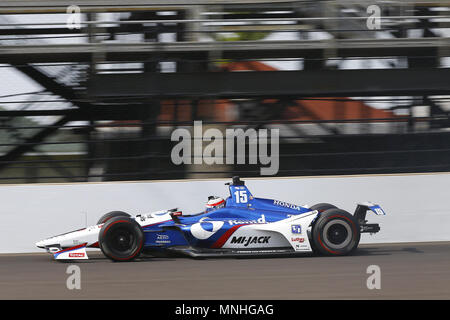 Indianapolis, Indiana, USA. 17 Mai, 2018. GRAHAM RAHAL (15) der Vereinigten Staaten sein Auto durch Drehen drei bringt während des dritten Tag von Praxis für die Indianapolis 500 auf dem Indianapolis Motor Speedway in Indianapolis, Indiana. Quelle: Chris Owens Asp Inc/ASP/ZUMA Draht/Alamy leben Nachrichten Stockfoto