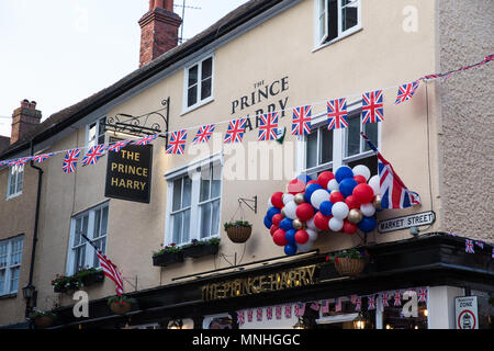 Windsor, Großbritannien. 17 Mai, 2018. Ein neues Zeichen außerhalb des Prinz Harry Pub in Windsor Innenstadt ausgestattet. Die Kneipe hat von der Three Tuns wurden im Vorfeld der Royal am Samstag Hochzeit zwischen Prinz Harry und Meghan Markle umbenannt. Stockfoto